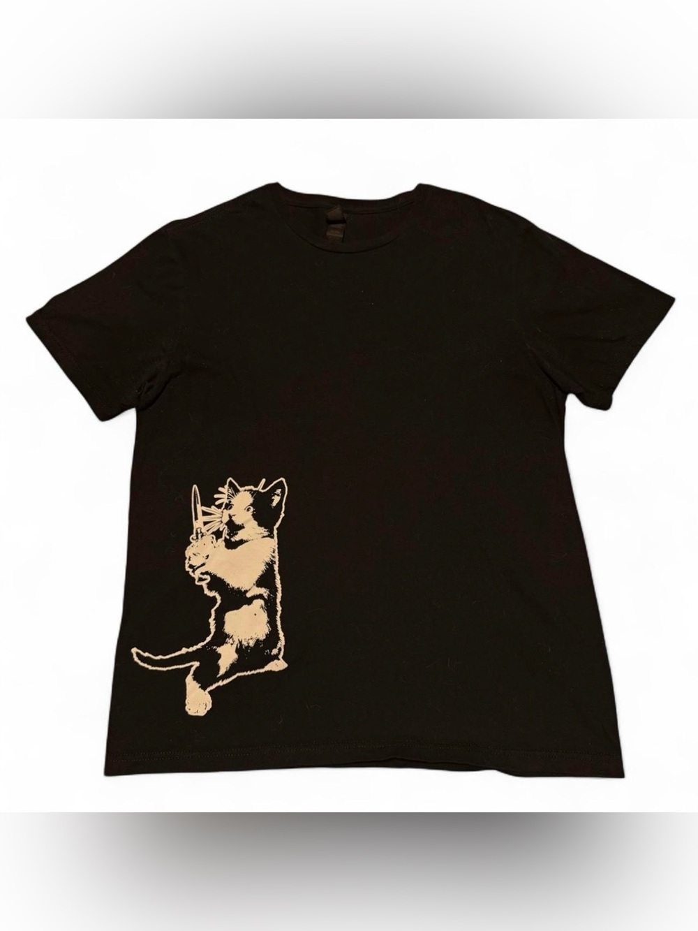cat with a knife graphic black tshirt - M
